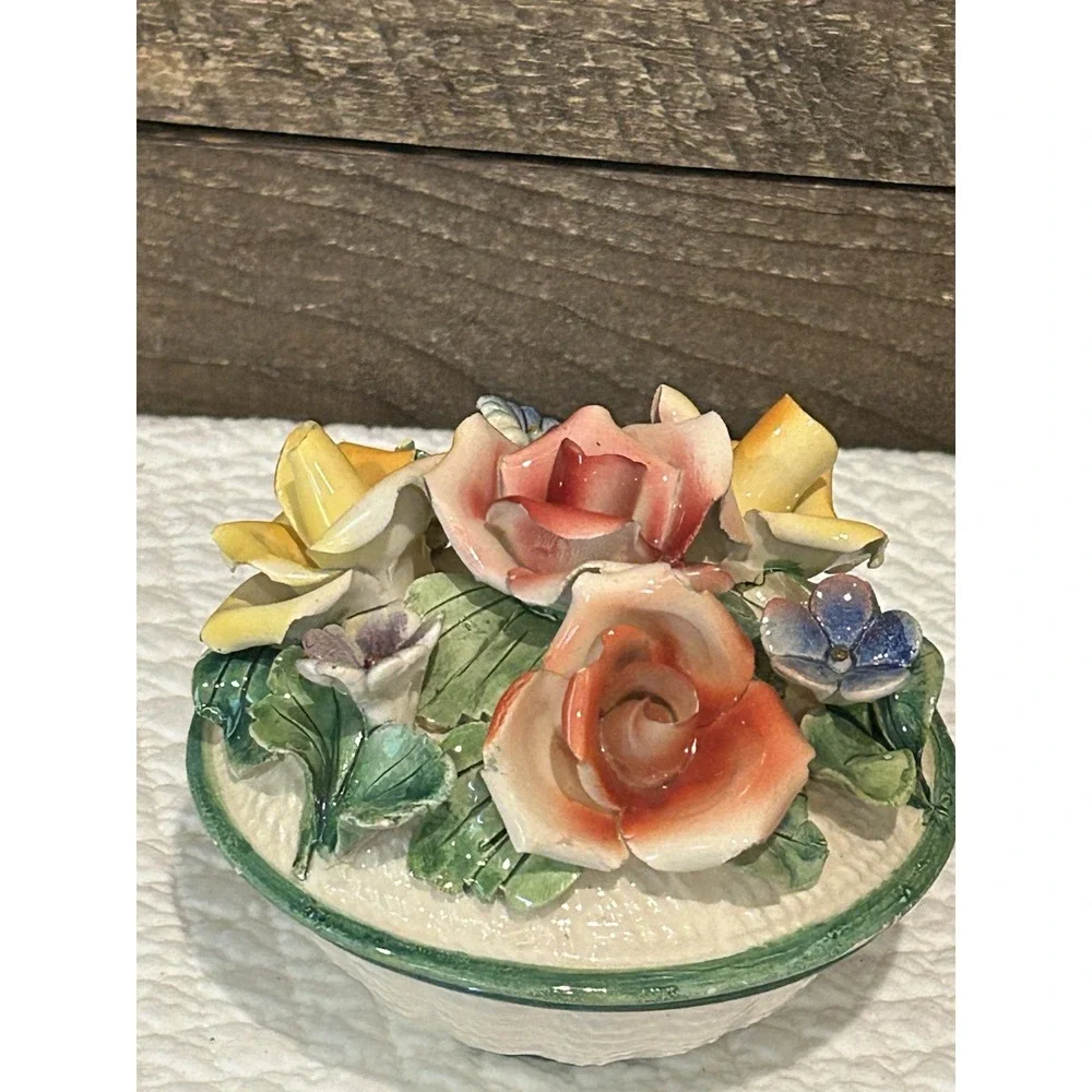 VTG Round Trinket Jewelry Box Ceramic Porcelain‎ Raised 3D Flowers 5x4.5
